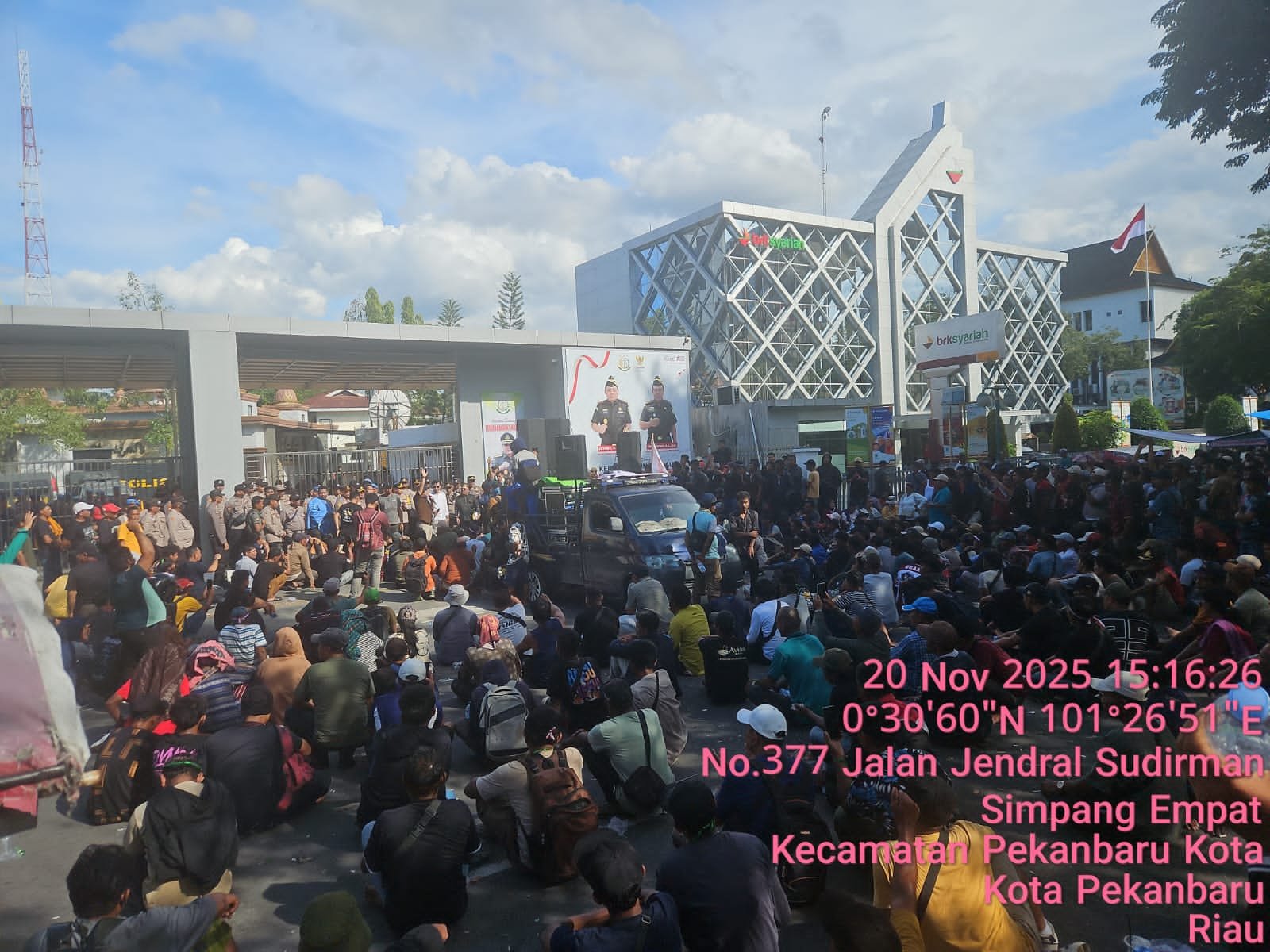 Ribuan Warga Kepung Kejati Riau, KOMMARI Tuntut Satgas PKH Buka Dokumen Kawasan Hutan