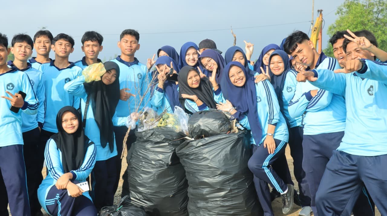 Pemda Meranti Dan Polres Sambut Baik Kurve Bersama Gerakan Asri Bersih Pantai Dorak